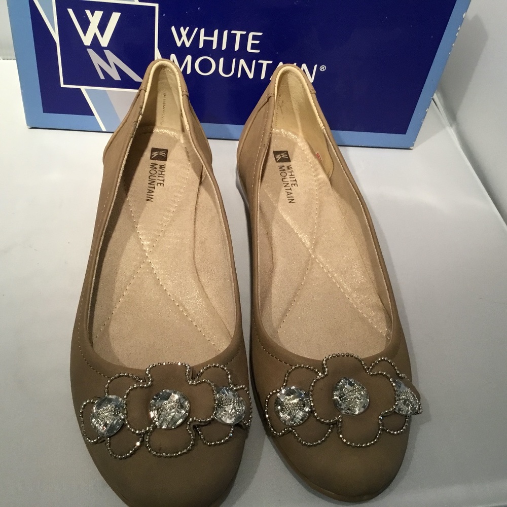 White Mountain Ladies Flats. Tan Suede, 8.5M